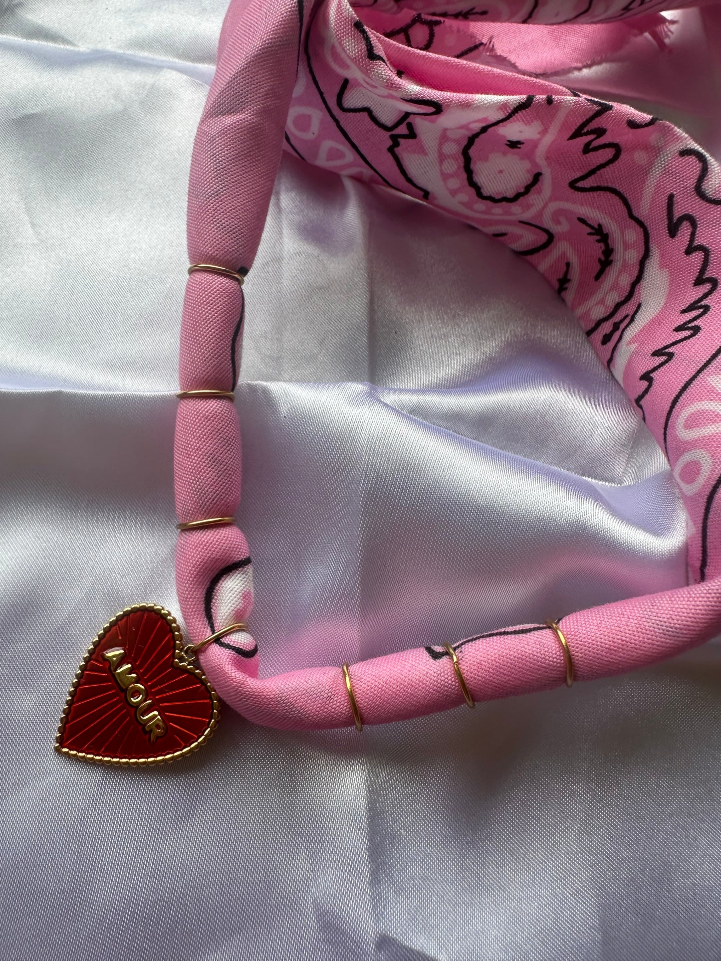 COLLIER BANDANA -LOVA